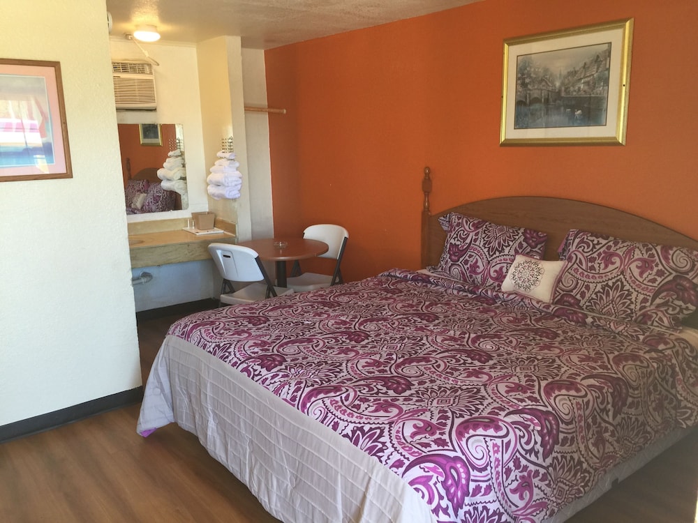 Standard Room, 1 King Bed, Smoking photo 1