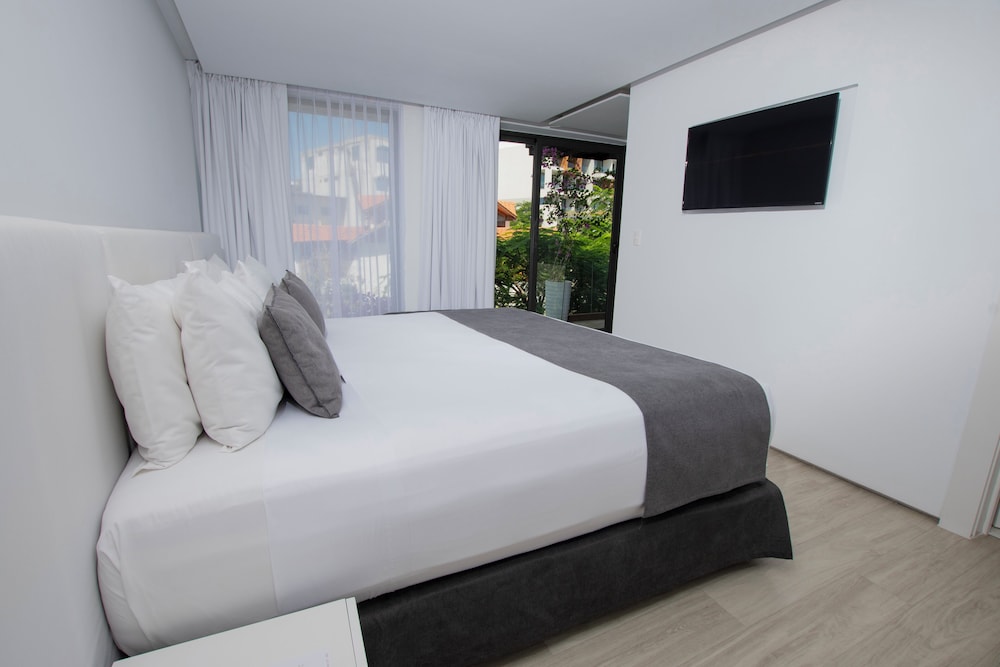 Deluxe Room, 1 King Bed, Balcony photo 3