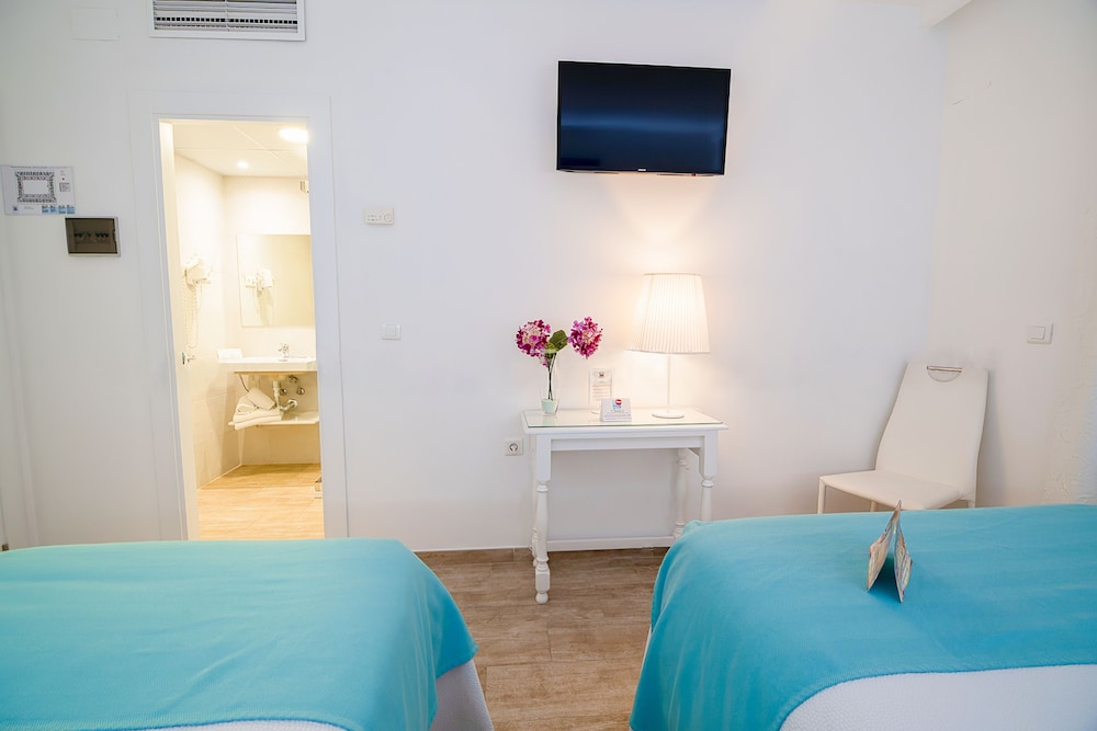 Family Room (Deluxe) - Photo 12