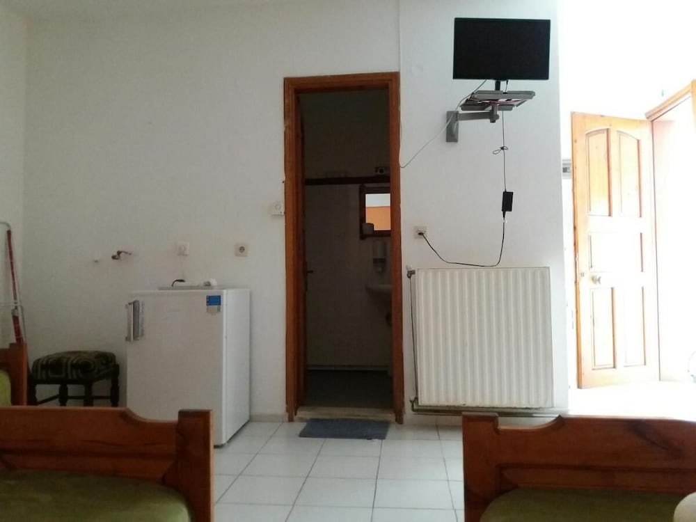 Basic Quadruple Room photo 2