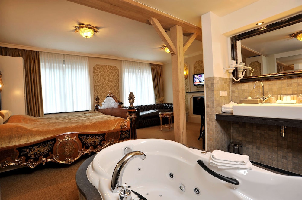 Superior Suite, Multiple Beds (Theme) - Photo 9