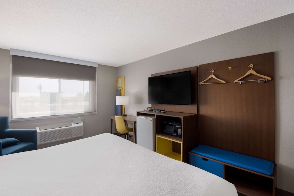 Standard Room, 1 King Bed - Photo 2