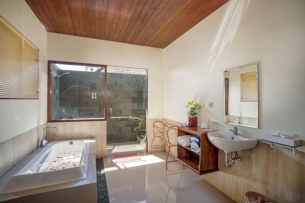 Deluxe Double Room with Bathtub - Photo 5