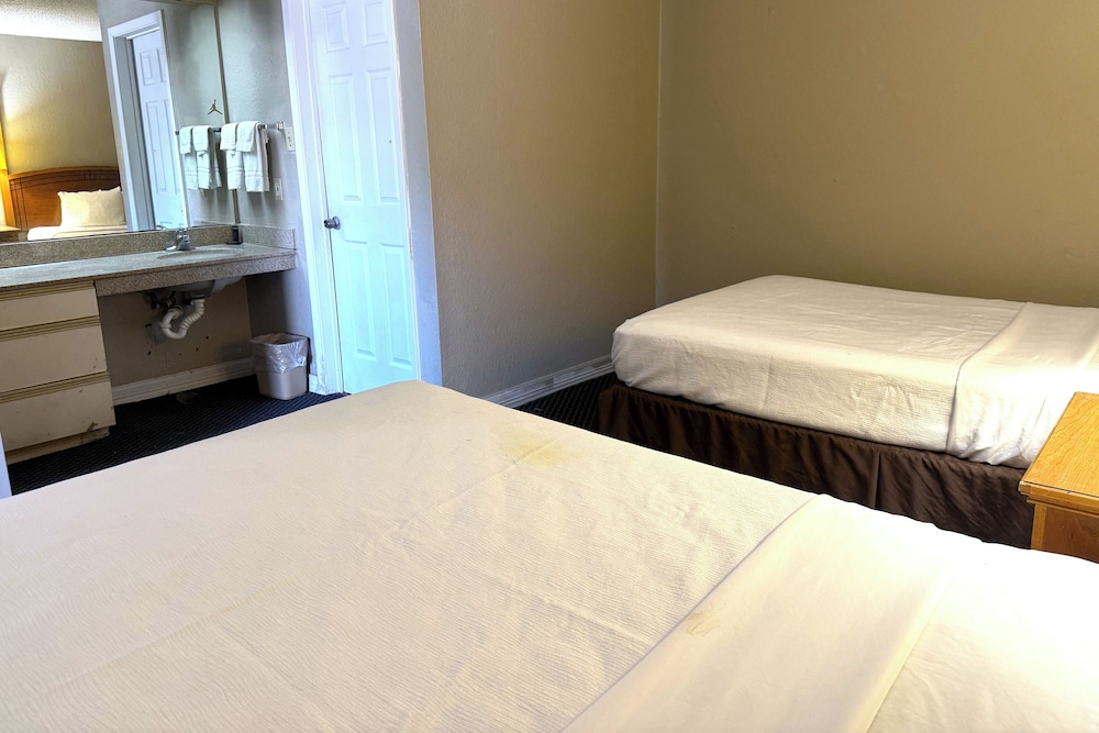 Suite, Non Smoking (2 King Beds) - Photo 4