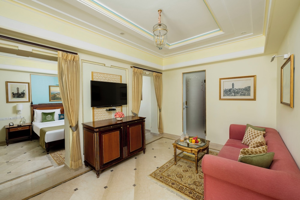 Deluxe Suite Courtyard View - Photo 1