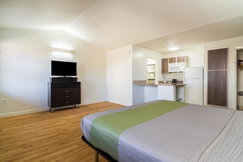 Deluxe Suite, 1 King Bed, Non Smoking, Kitchenette - Photo 5
