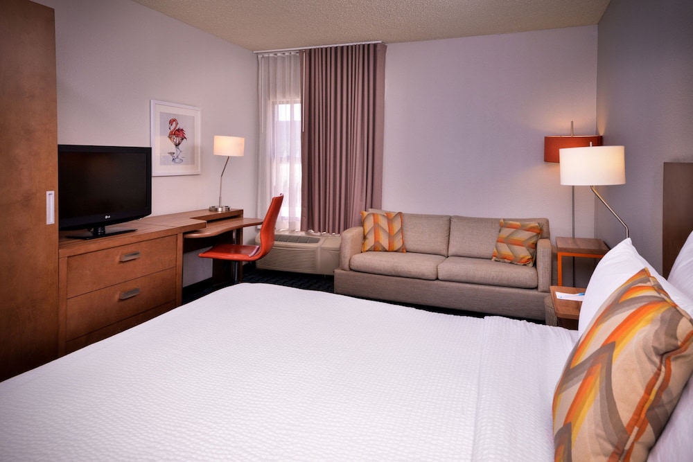 Room, 1 King Bed with Sofa bed (Mobility/Hearing Access, Roll-In Shwr) photo 2