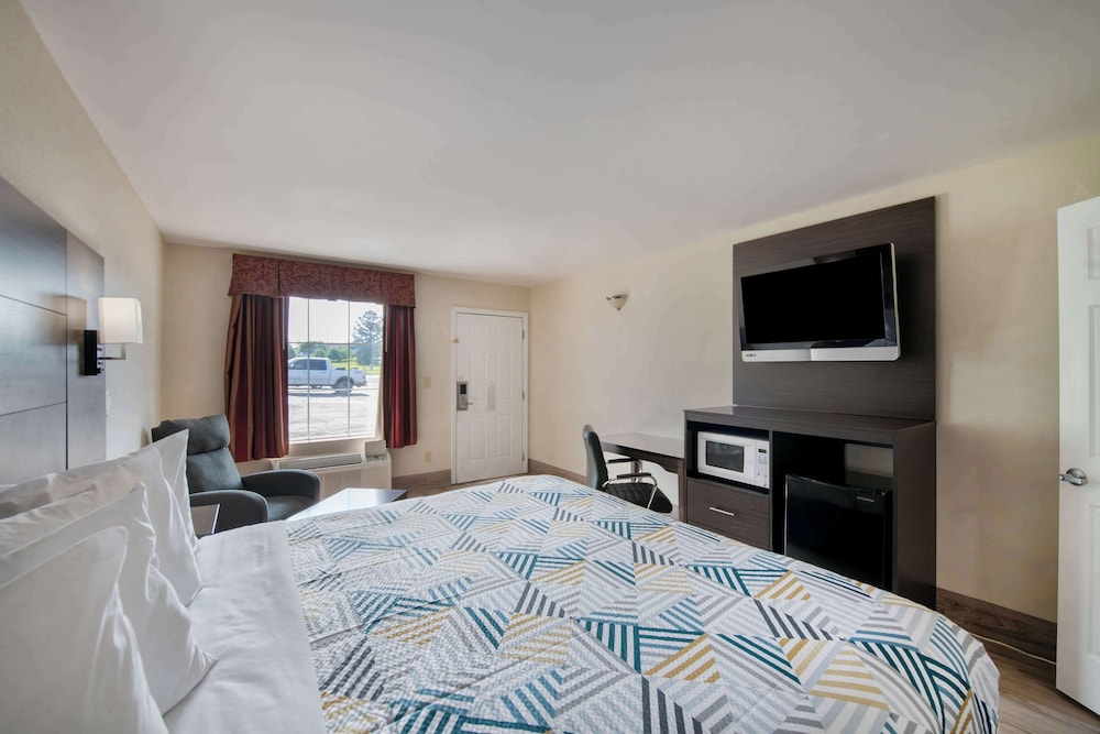 Deluxe Room, 1 King Bed, Accessible, Non Smoking - Photo 4
