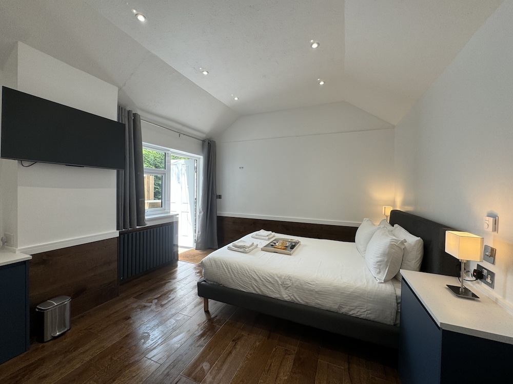 Premium Double Room, Ensuite, Courtyard View