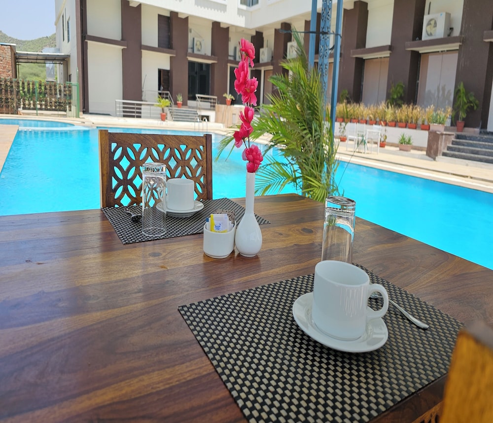 Super Deluxe Pool View - Photo 3