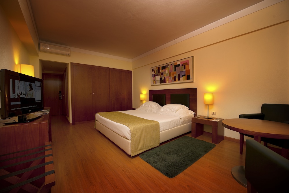 Twin Room (2 Adults + 1 Child) - Photo 2