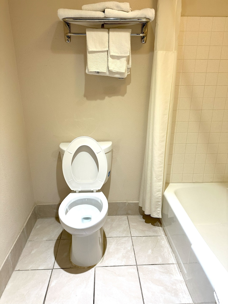 Standard Room, 1 Queen Bed, Non Smoking, Pets Allowed - Photo 11