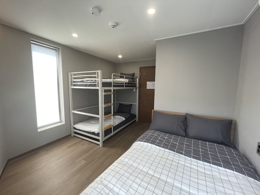 Economy Quadruple Room (non-Korean nationals only)