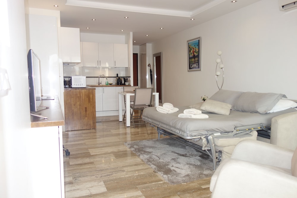 Studio (46 boulevard de la Croisette 06400)