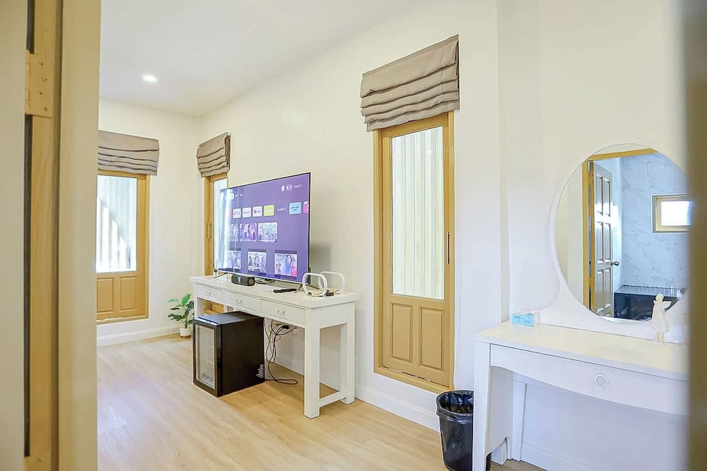 Deluxe Room with Bathtub - Photo 9