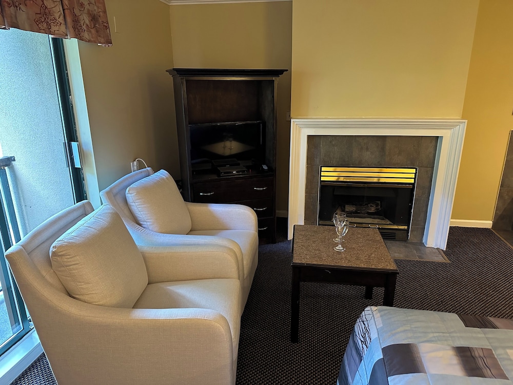 Deluxe Room, 1 King Bed, Jacuzzi Tub and Fireplace photo 1
