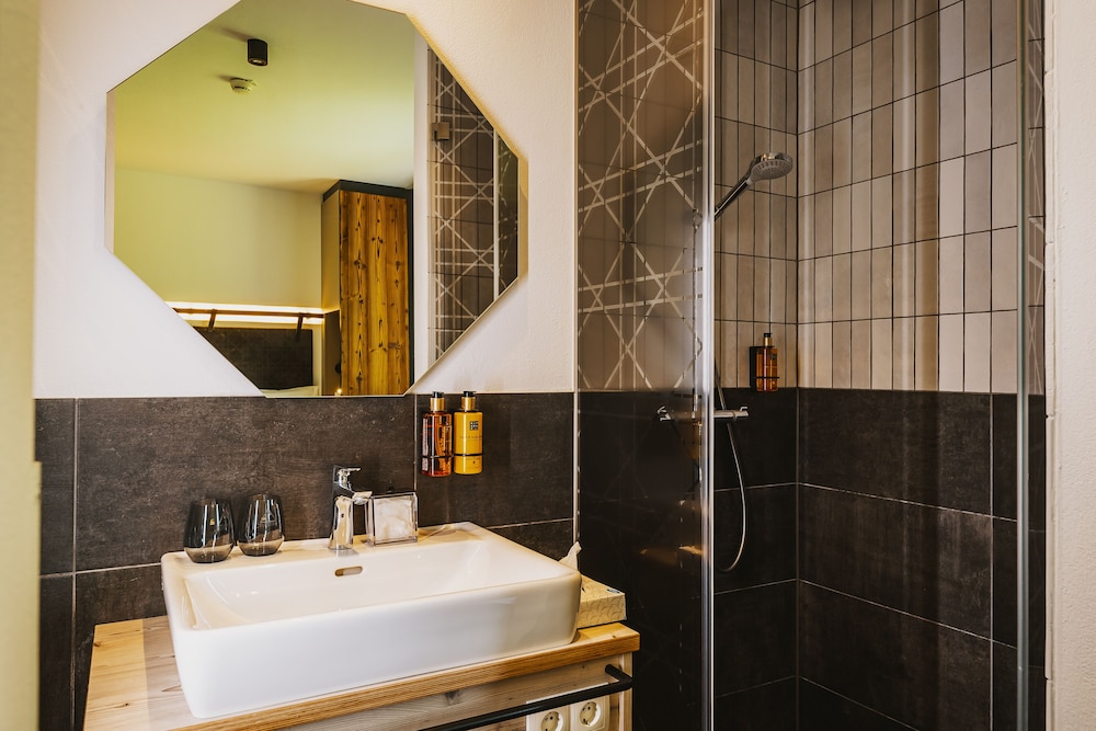 2-Bedroom Suite with Sauna - Photo 7