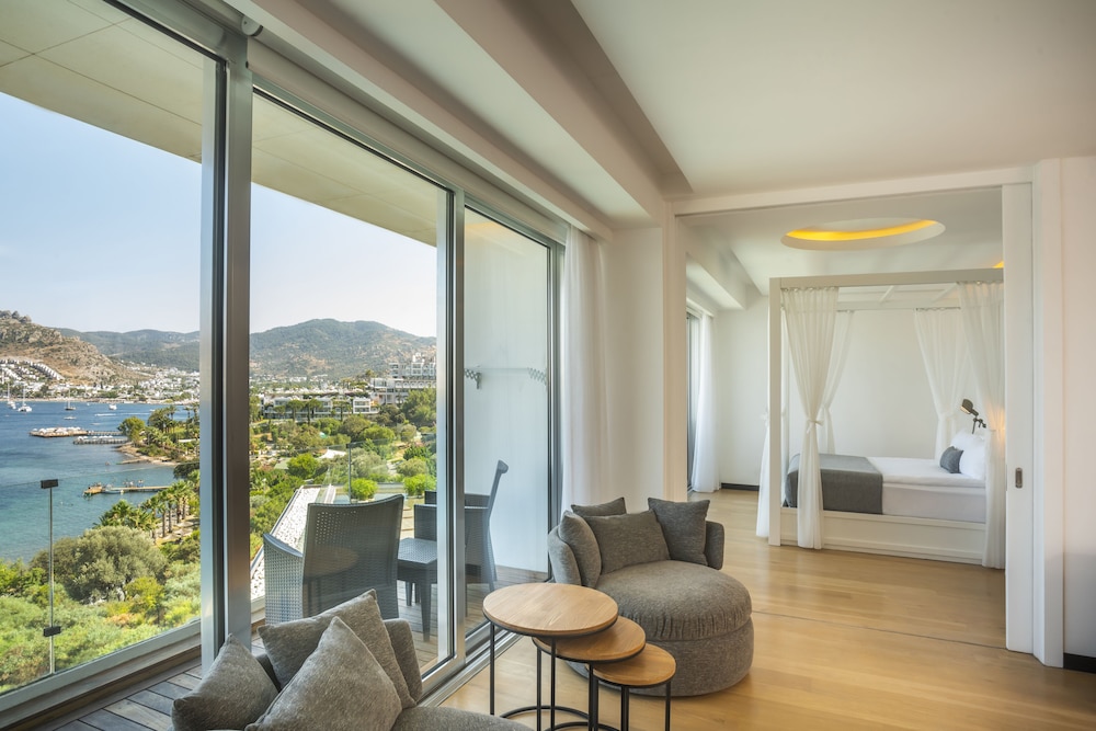 Grand Suite, 1 King Bed, Sea View photo 2