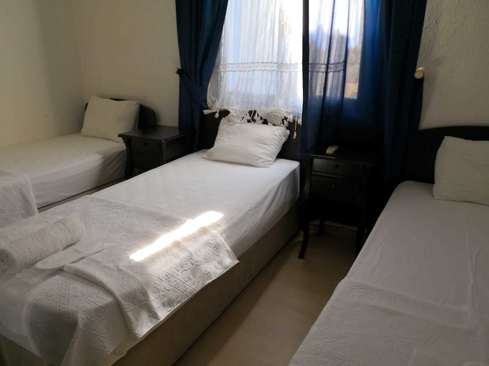 Economy Triple Room, Multiple Beds, Non Smoking photo 1