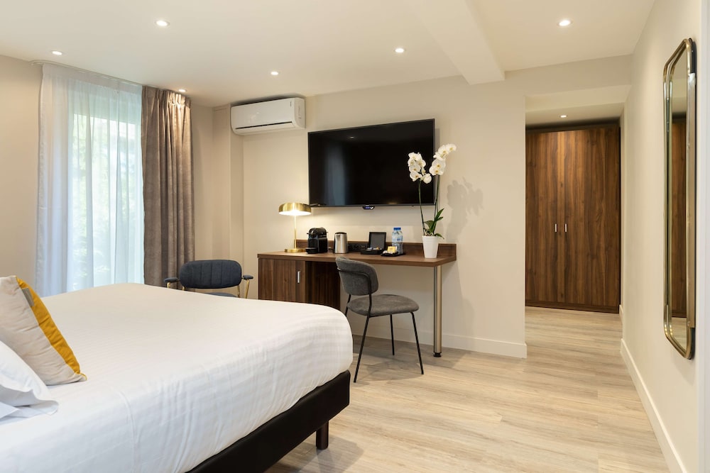 Deluxe Room, 1 King Bed, Non Smoking (Larger Room) - Photo 18