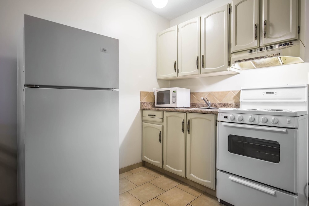 Efficiency, Suite, 2 Queen Beds, Non Smoking, Kitchen - Photo 4