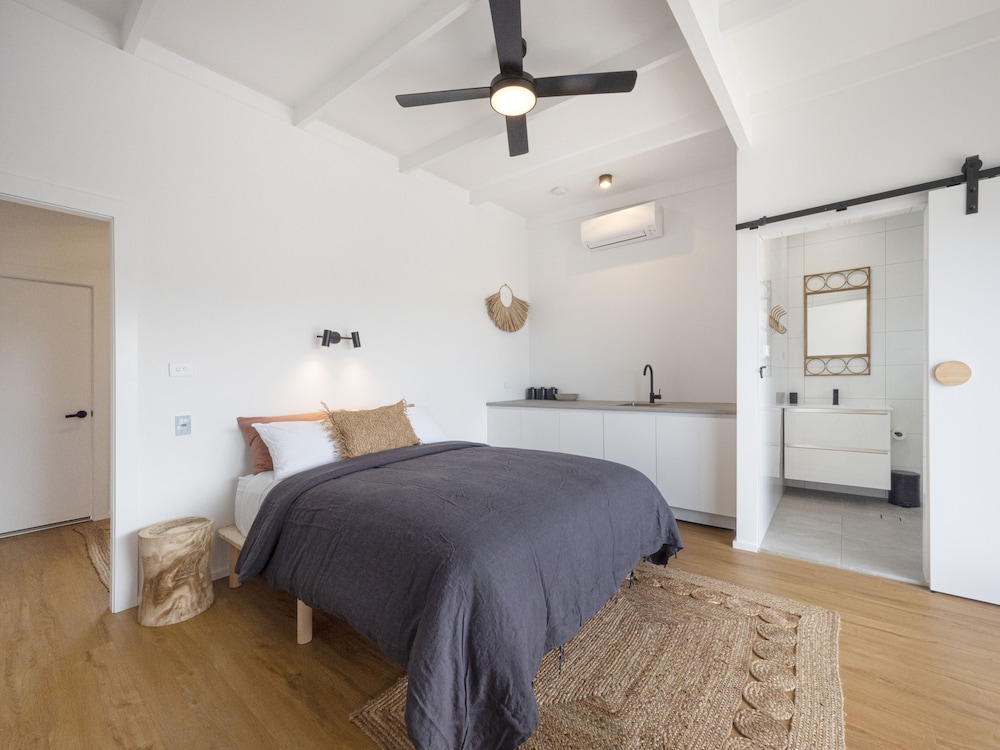 Family 2 Rooms (Sleeps 5) - 1 Queen + 1 Double Bunk Bed - Ocean View photo 1