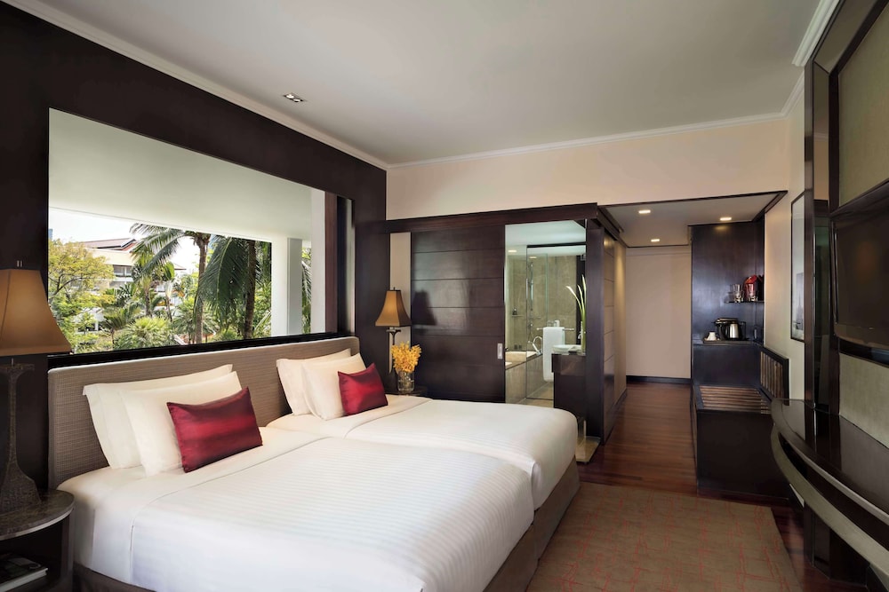 Junior River View Suite thumbnail 6