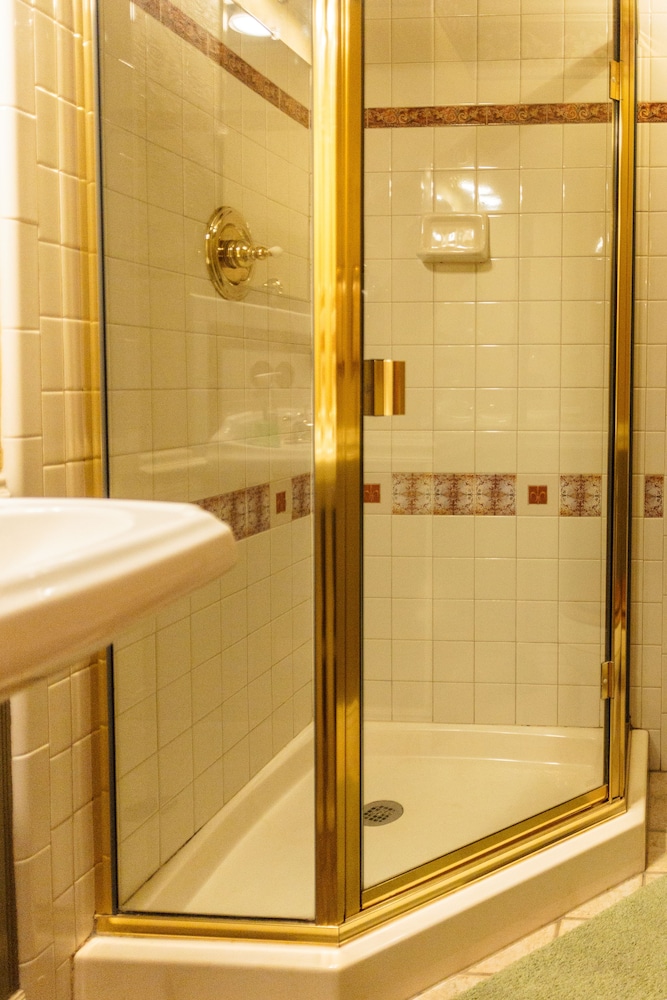 Classic Room, 1 Queen Bed, Private Bathroom, Mountain View, photo 6