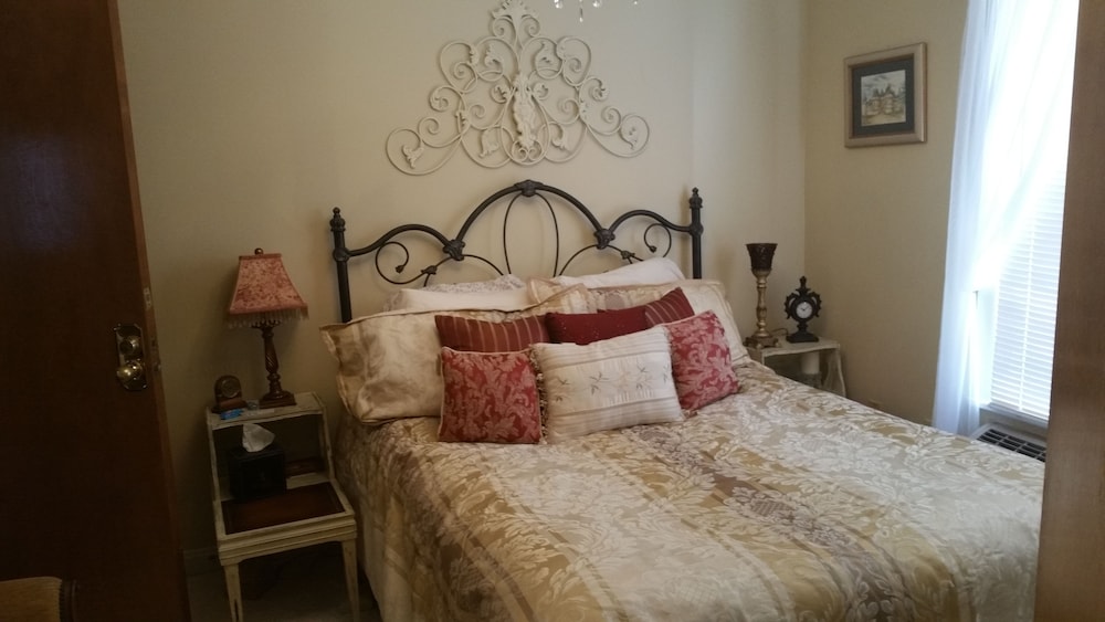 Superior Room, 1 Queen Bed, Private Bathroom (French Room)