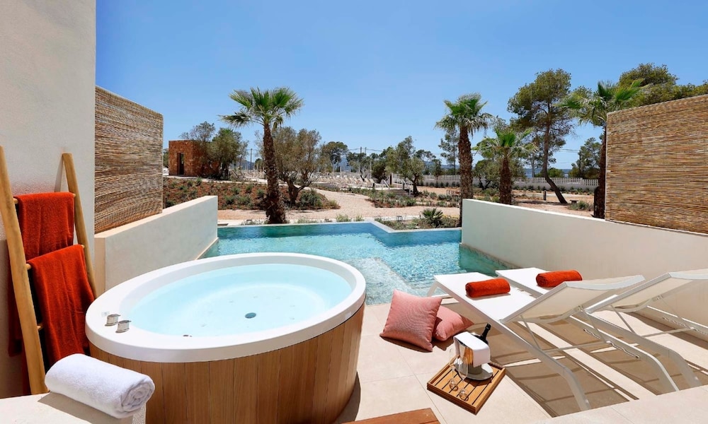 Junior Suite (Signature Level, Swim up) - Club Access Included