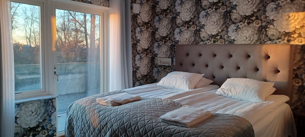 Standard Studio Suite, 1 King Bed with Sofa bed