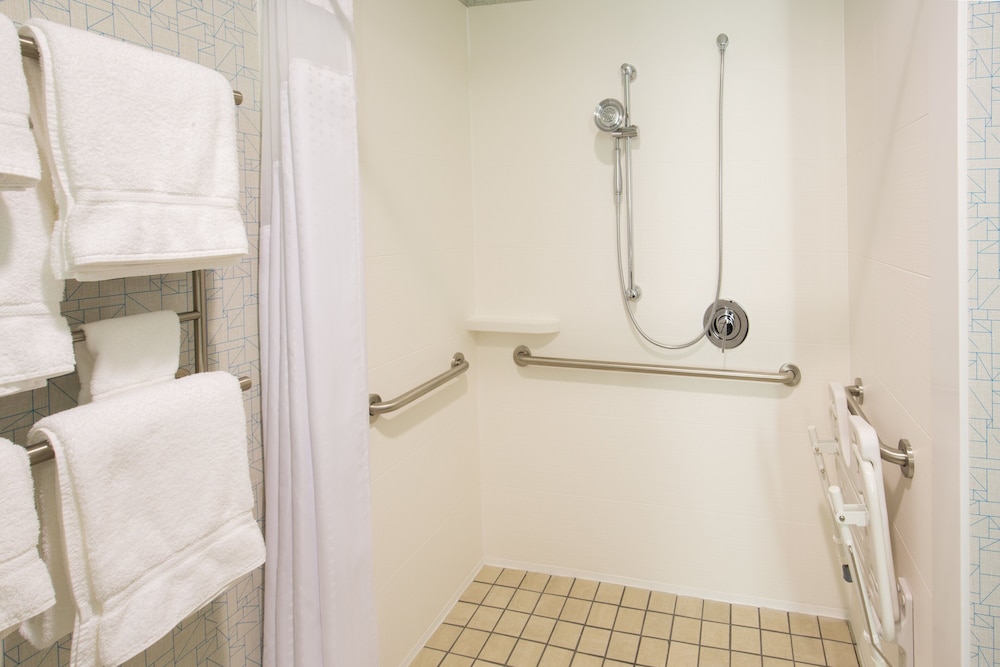 Standard Room, 1 King Bed, Accessible (Communication Accessible) photo 2