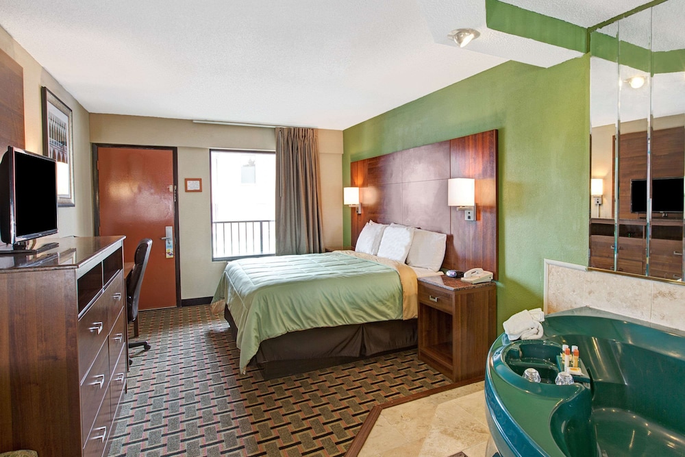 Suite, 1 King Bed, Smoking, Refrigerator & Microwave - Photo 1