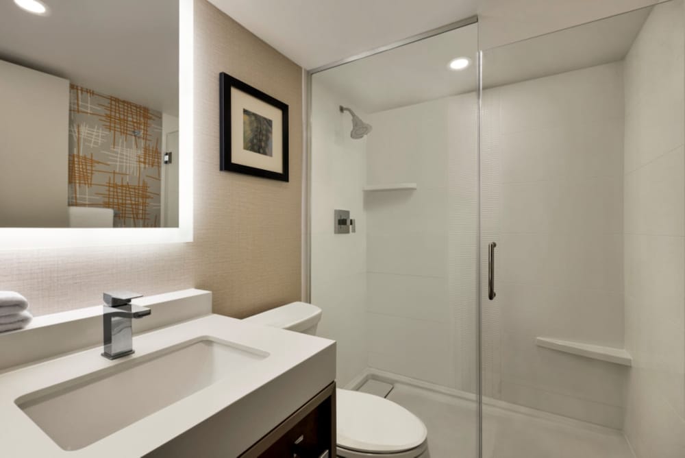 Standard Room, 1 King Bed (Airport Runway View) - Photo 2