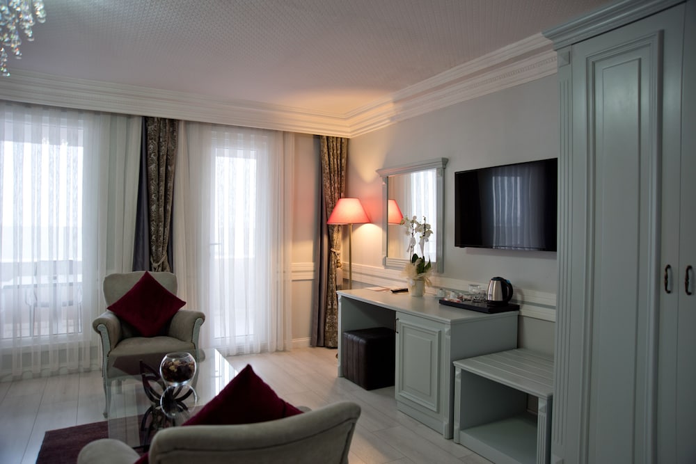 Suite, Balcony, City View photo 1