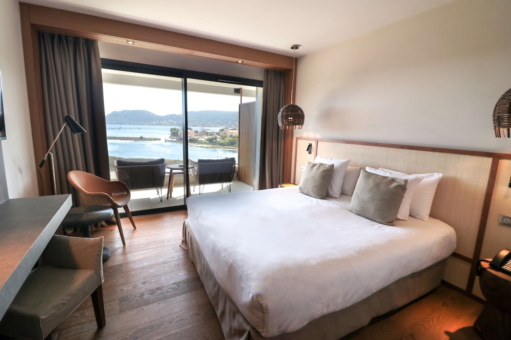 Superior Room, 1 King Bed, Balcony, Sea View - Photo 12