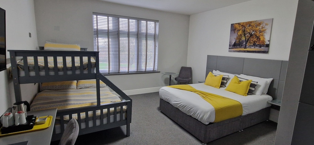 Family Double Room, Multiple Beds, Ensuite, Garden View photo 2
