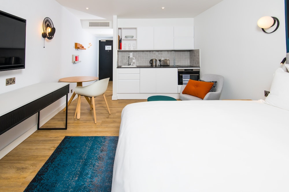 Suite, 1 Bedroom, Kitchen - Photo 2