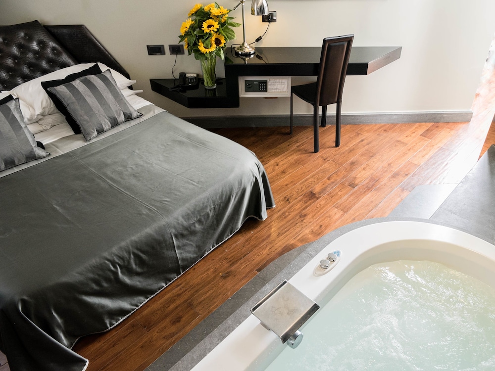 Junior Suite, Jetted Tub photo 3