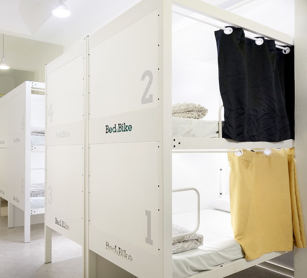Dormitorio compartido, Dormitorio mixto (habitación de 12 camas)