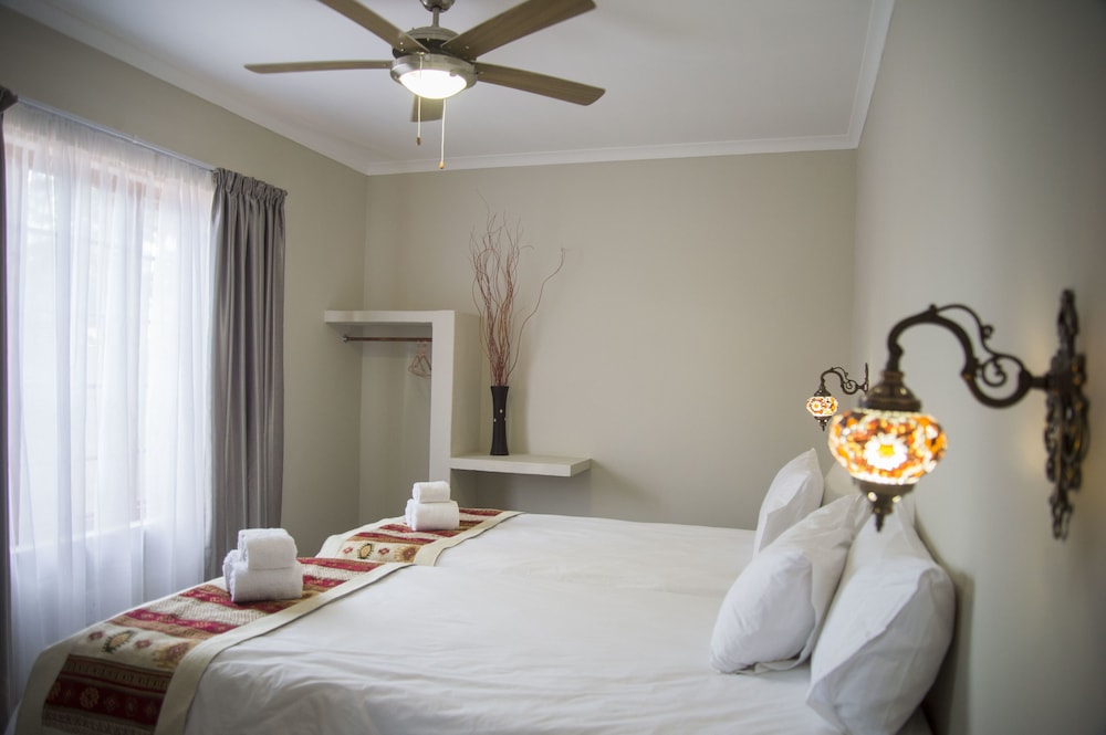 Standard Twin Room, 2 Twin Beds, Ensuite photo 3
