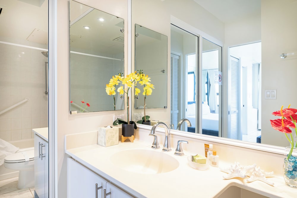 Diamond Head and Ocean views with King Bed and Parking: Romantic Suite, 1 Bedroom, Balcony, Ocean View (0108) photo