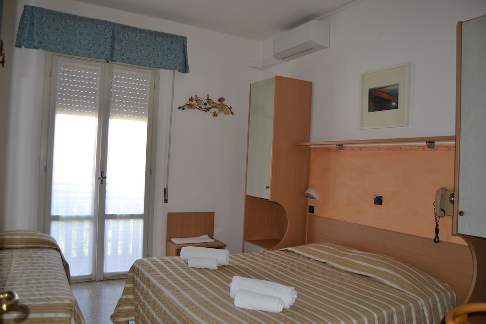 Basic Triple Room photo 3