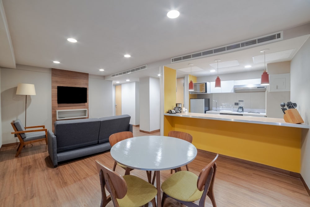 Suite, 1 Bedroom - Photo 3