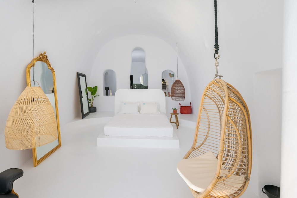 Helidonia | Superior Suite with Outdoor Plunge Pool & Caldera View ~ 3 pax