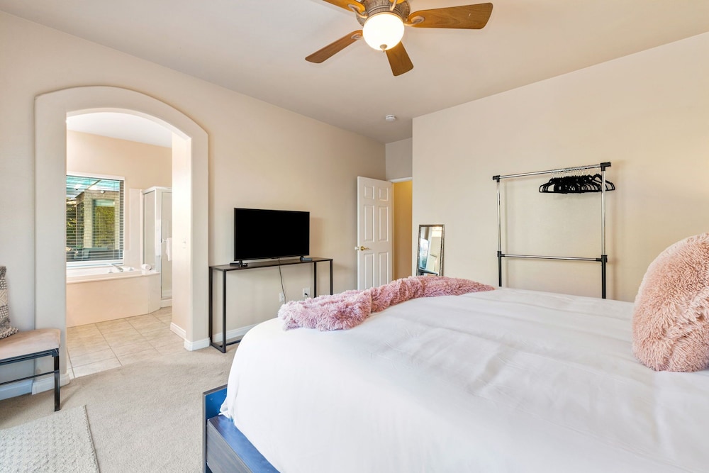 Deluxe House photo 1