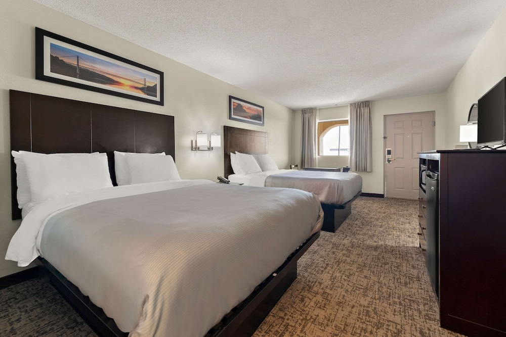 Standard Room, 2 Queen Beds, Non Smoking - Photo 4