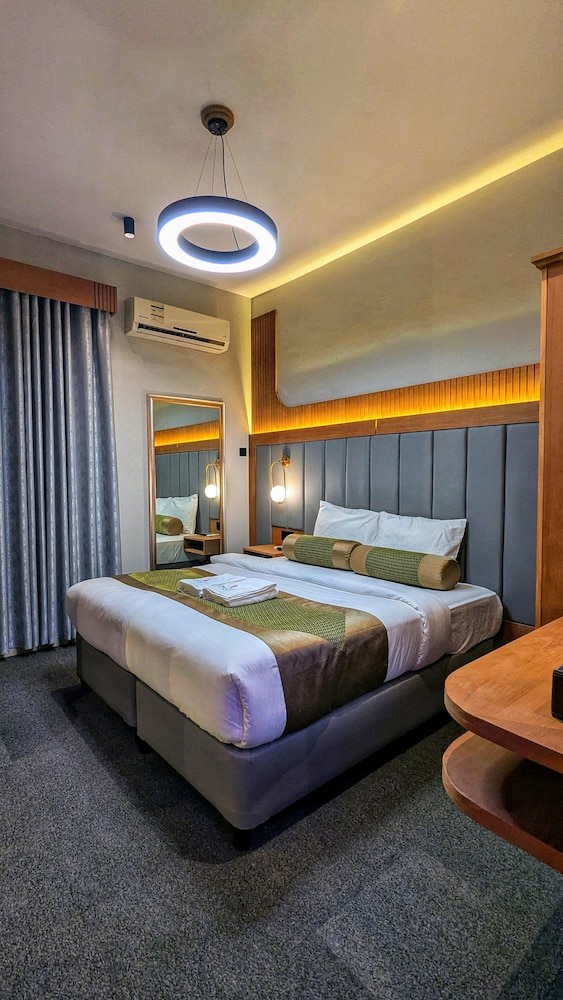 Deluxe Studio Suite, 1 King Bed, City View