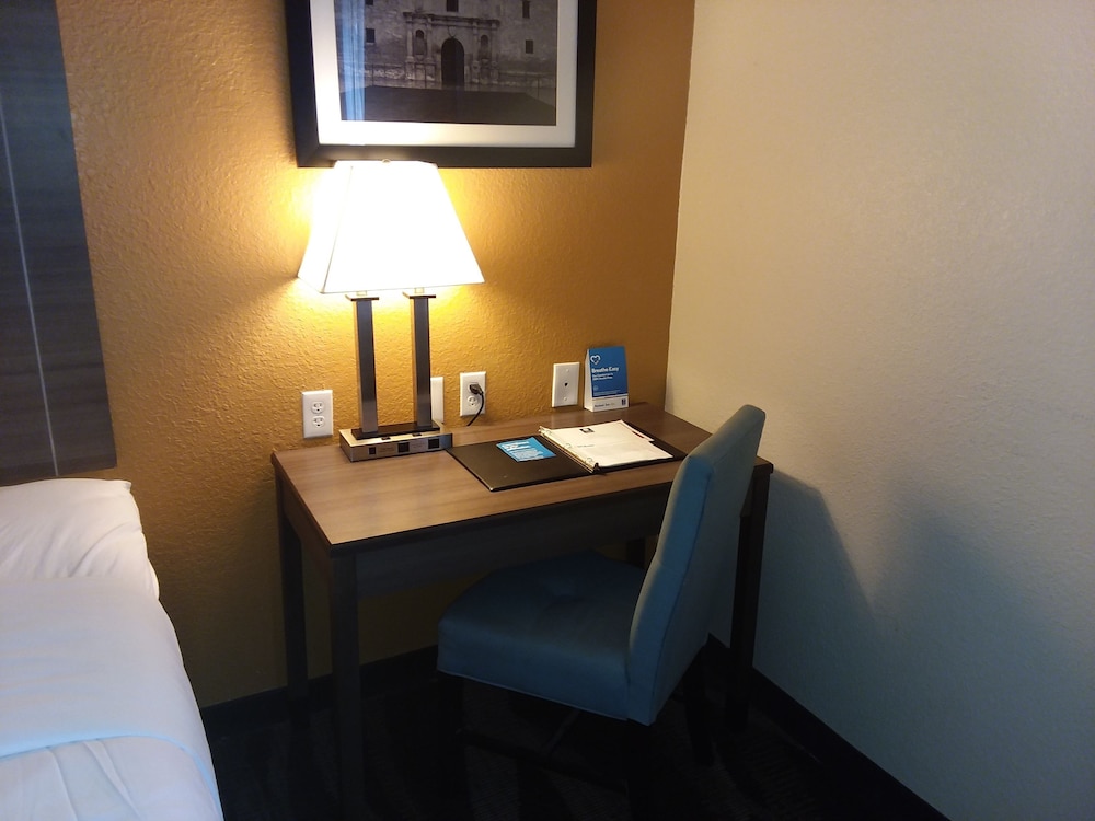 Suite, 1 King Bed, Non Smoking - Photo 2