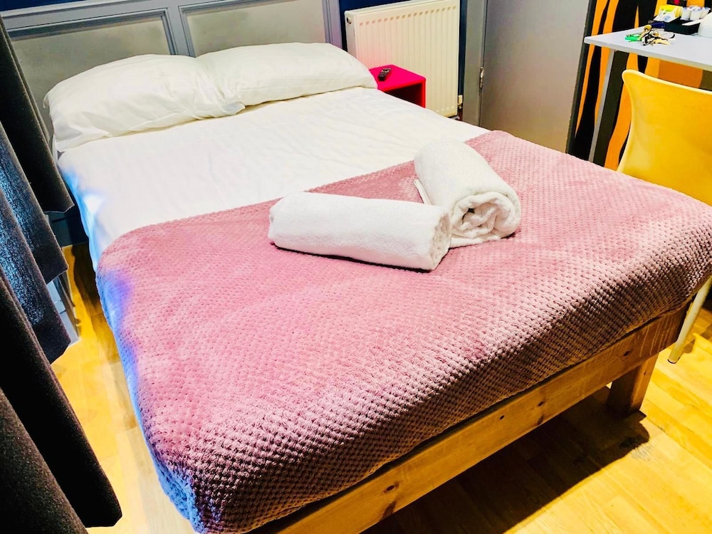 Comfort Double Room, Shared Bathroom (Small) photo 2